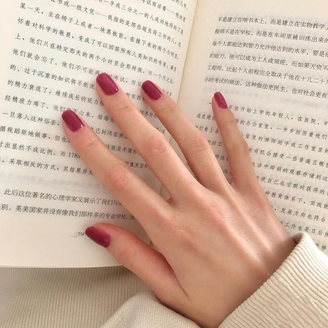 经典永恒美甲款式，简约风尚的美学典范
