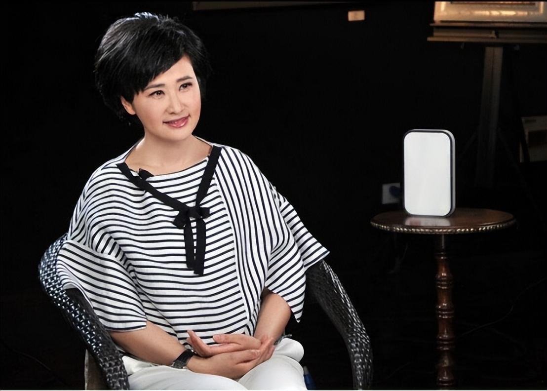 时光倒流探寻吴小莉美女主播的起点，早期照片揭秘
