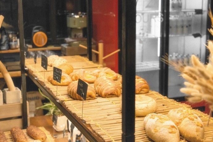探寻鲜面包的清晨魅力，面包店早晨几点鲜面包出炉？