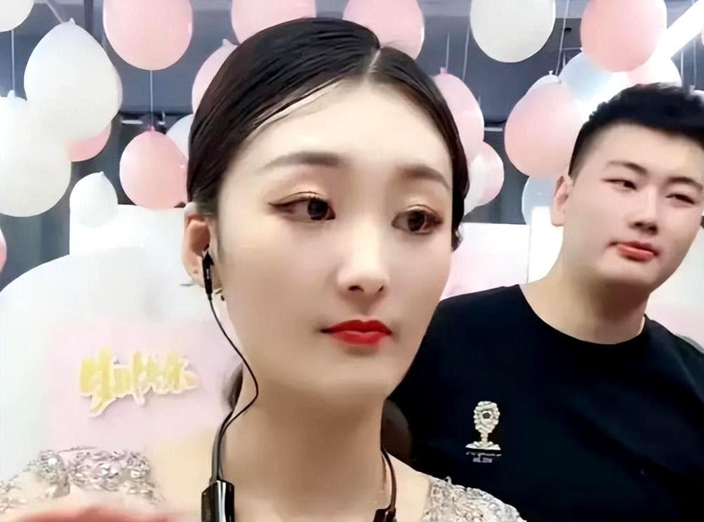 大衣哥儿子媳妇的早期直播之路探索
